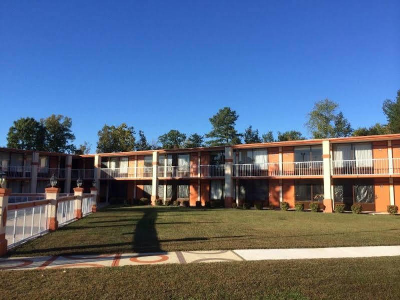 Rodeway Inn & Suites Greensboro Southeast Экстерьер фото