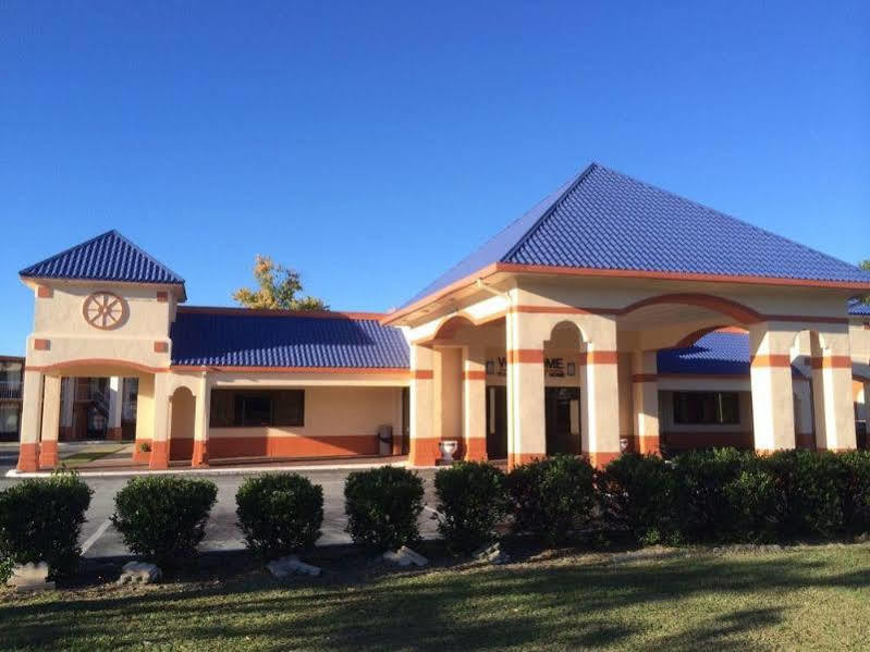 Rodeway Inn & Suites Greensboro Southeast Экстерьер фото